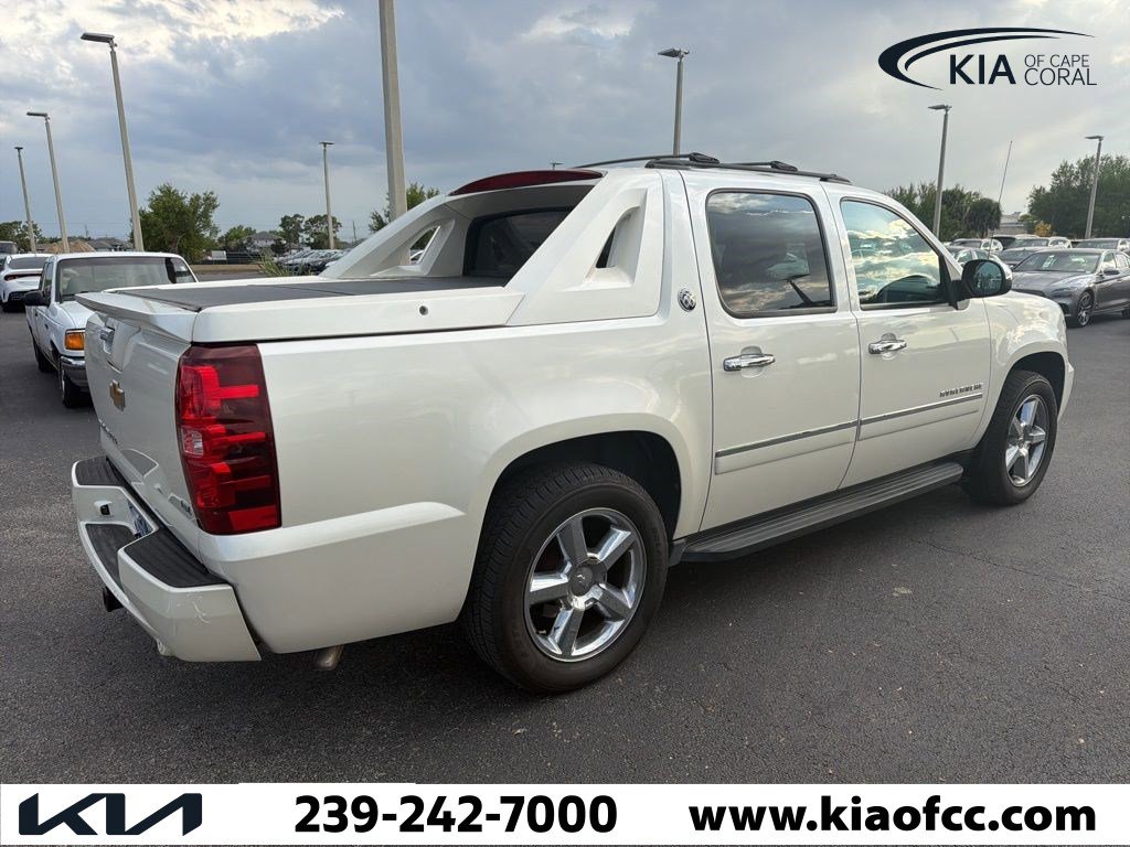 Used 2013 Chevrolet Avalanche LTZ image 8