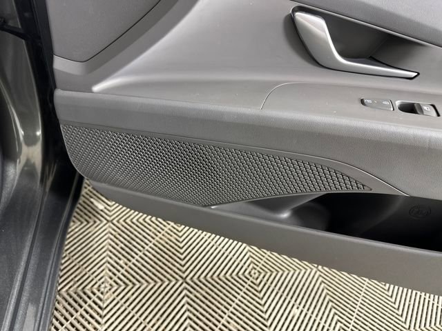 Used 2025 Hyundai Elantra SE w/ Cargo Package image 29