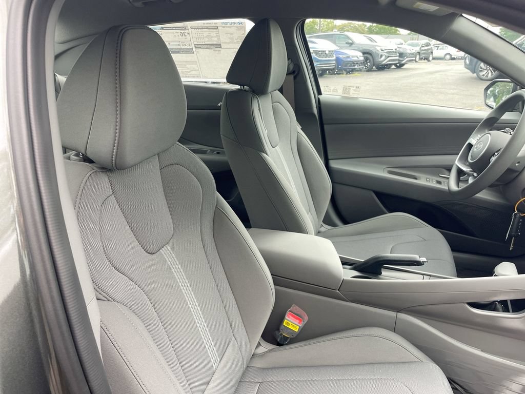 Used 2025 Hyundai Elantra SE FWD image 50