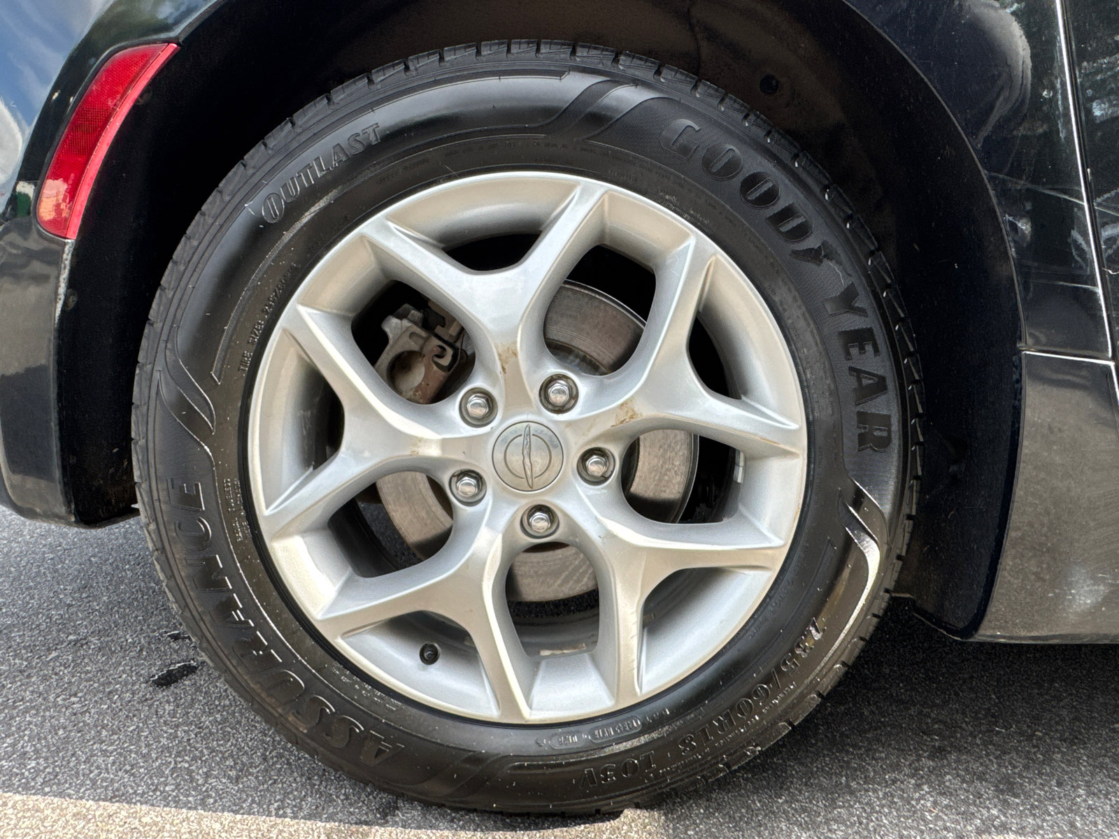 Used 2019 Chrysler Pacifica Touring Plus w/ Tire & Wheel Group FWD image 19