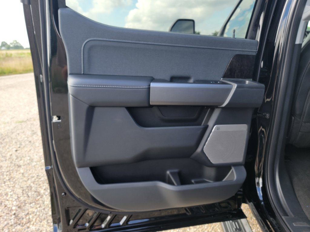 New 2025 Ford F250 Lariat w/ Black Appearance Package image 28