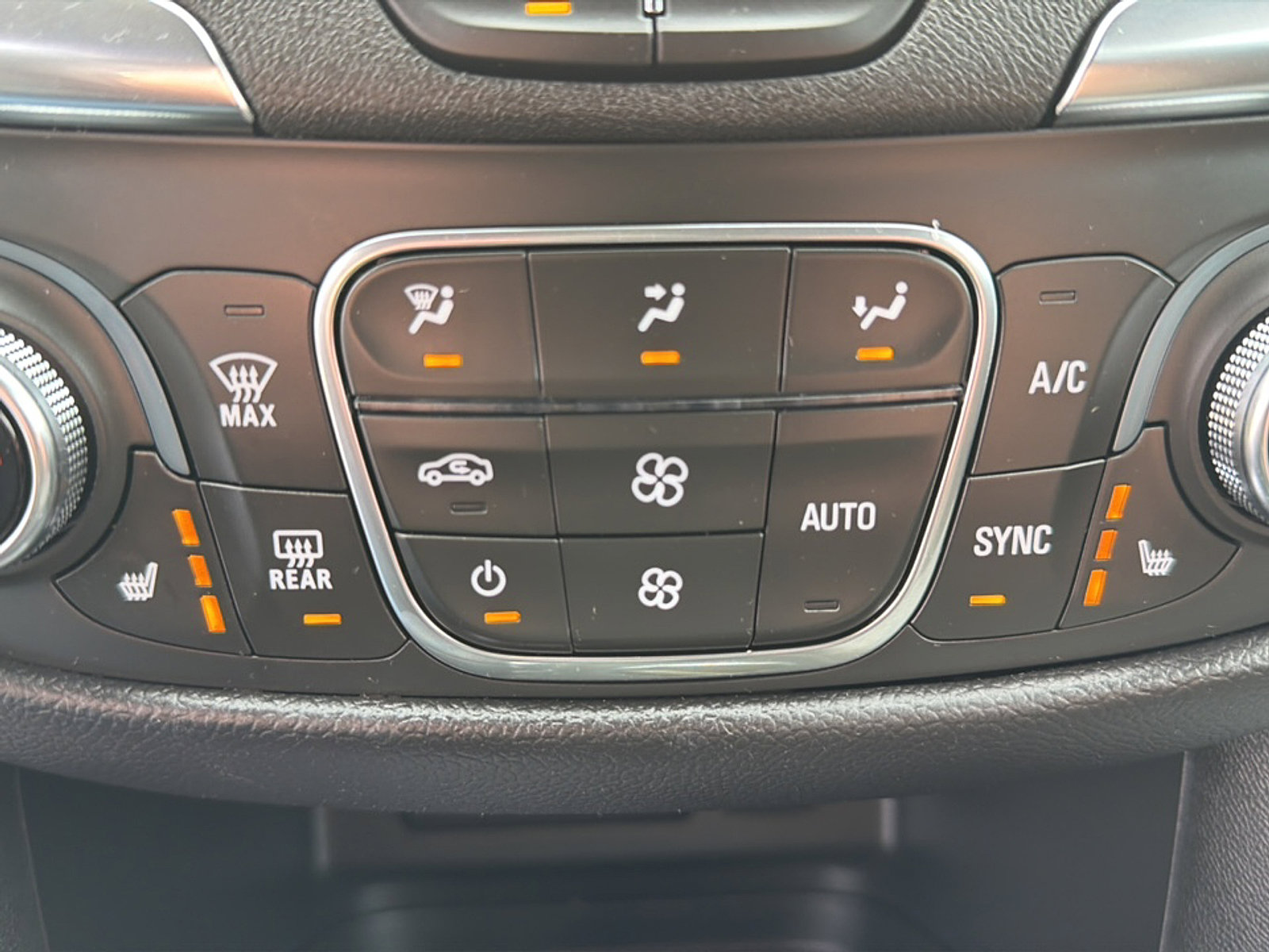 Used 2024 Chevrolet Equinox LT FWD image 12