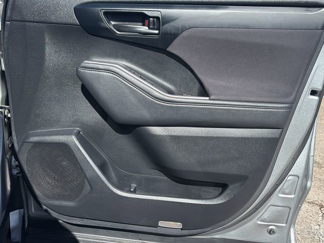 Used 2020 Toyota Highlander LE image 10