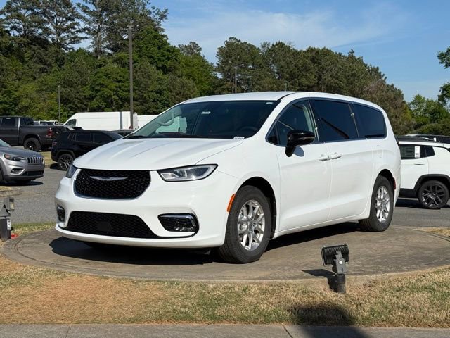 Used 2024 Chrysler Pacifica Touring-L image 3