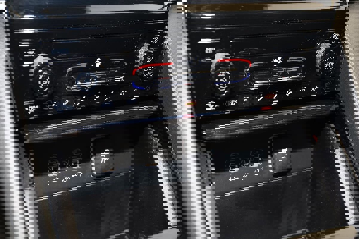 Used 2023 Jeep Grand Cherokee Laredo X image 25