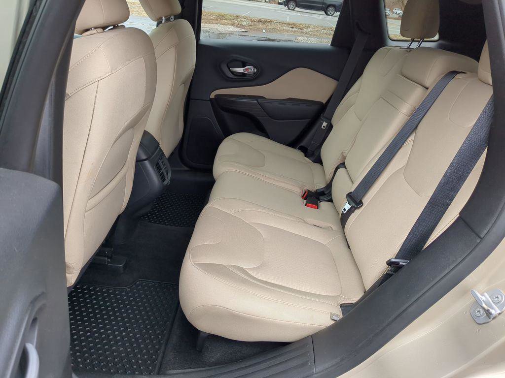 Used 2015 Jeep Cherokee Latitude w/ Cold Weather Group image 21