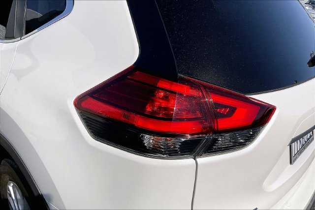 Used 2017 Nissan Rogue SV AWD/4WD image 28