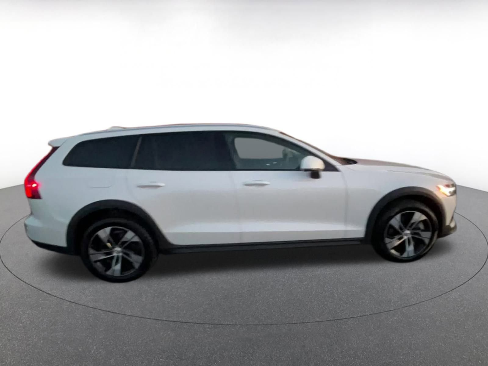 Used 2025 Volvo V60 B5 Cross Country Plus image 16