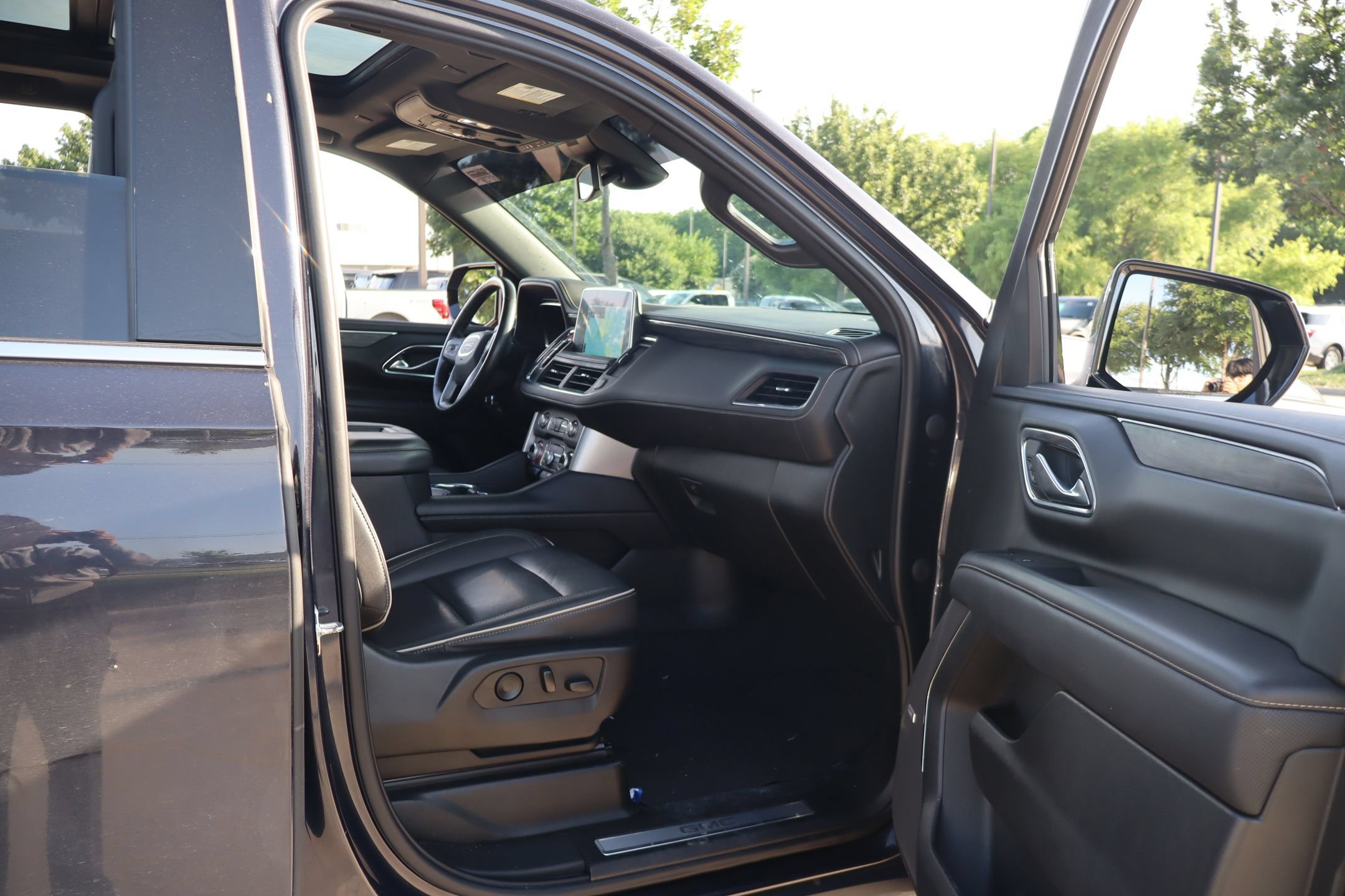 Used 2023 GMC Yukon SLT AWD/4WD image 29
