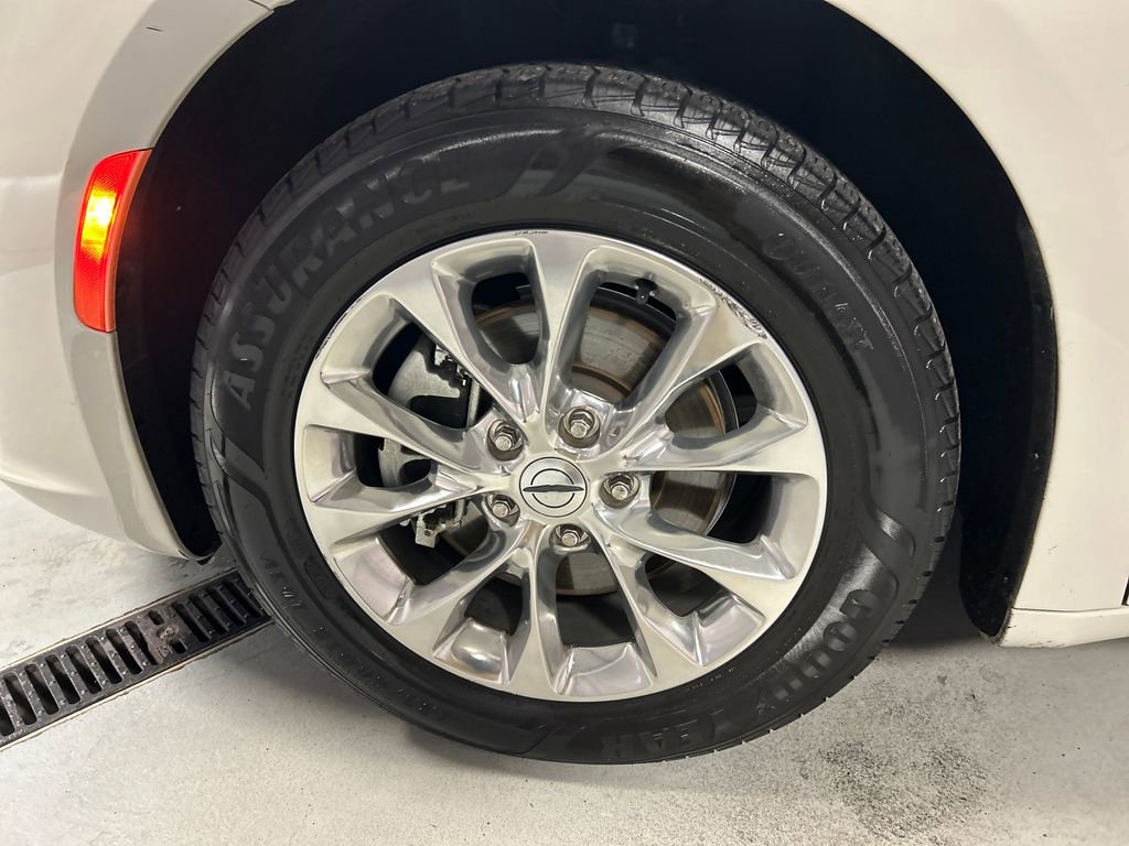 Used 2021 Chrysler Pacifica Touring-L FWD image 9