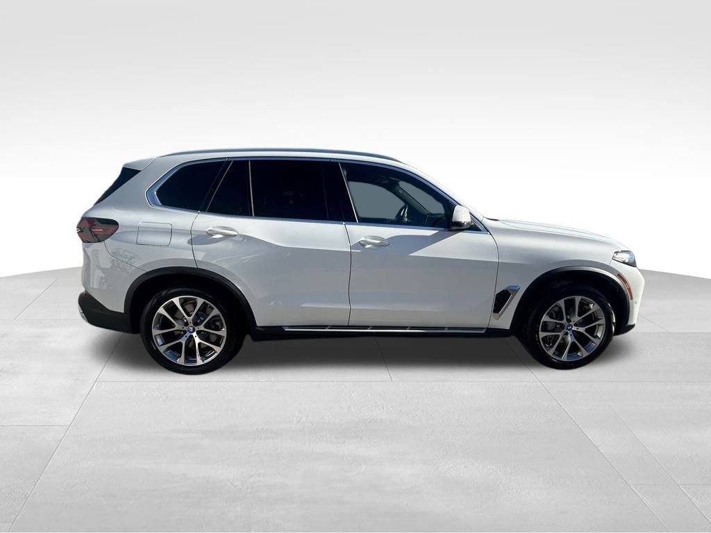 Used 2025 BMW X5 xDrive50e image 3