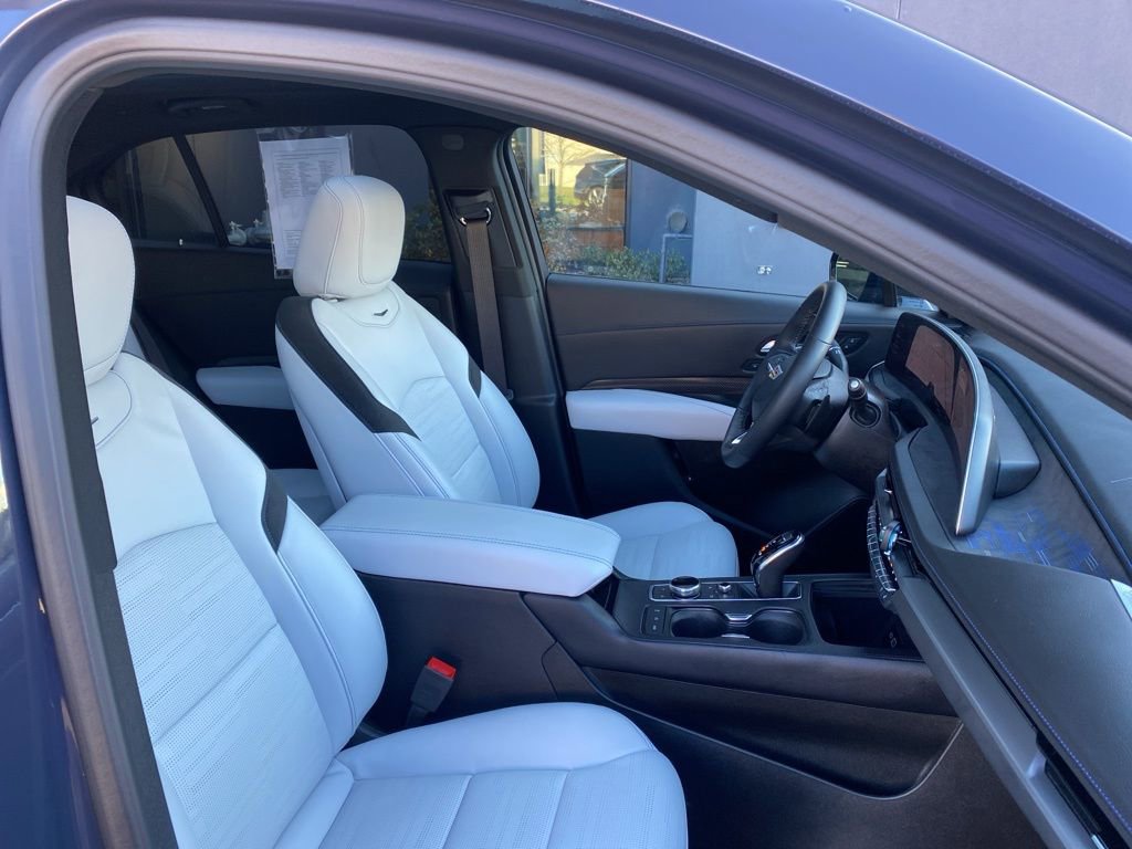 Used 2025 Cadillac XT4 Sport image 12