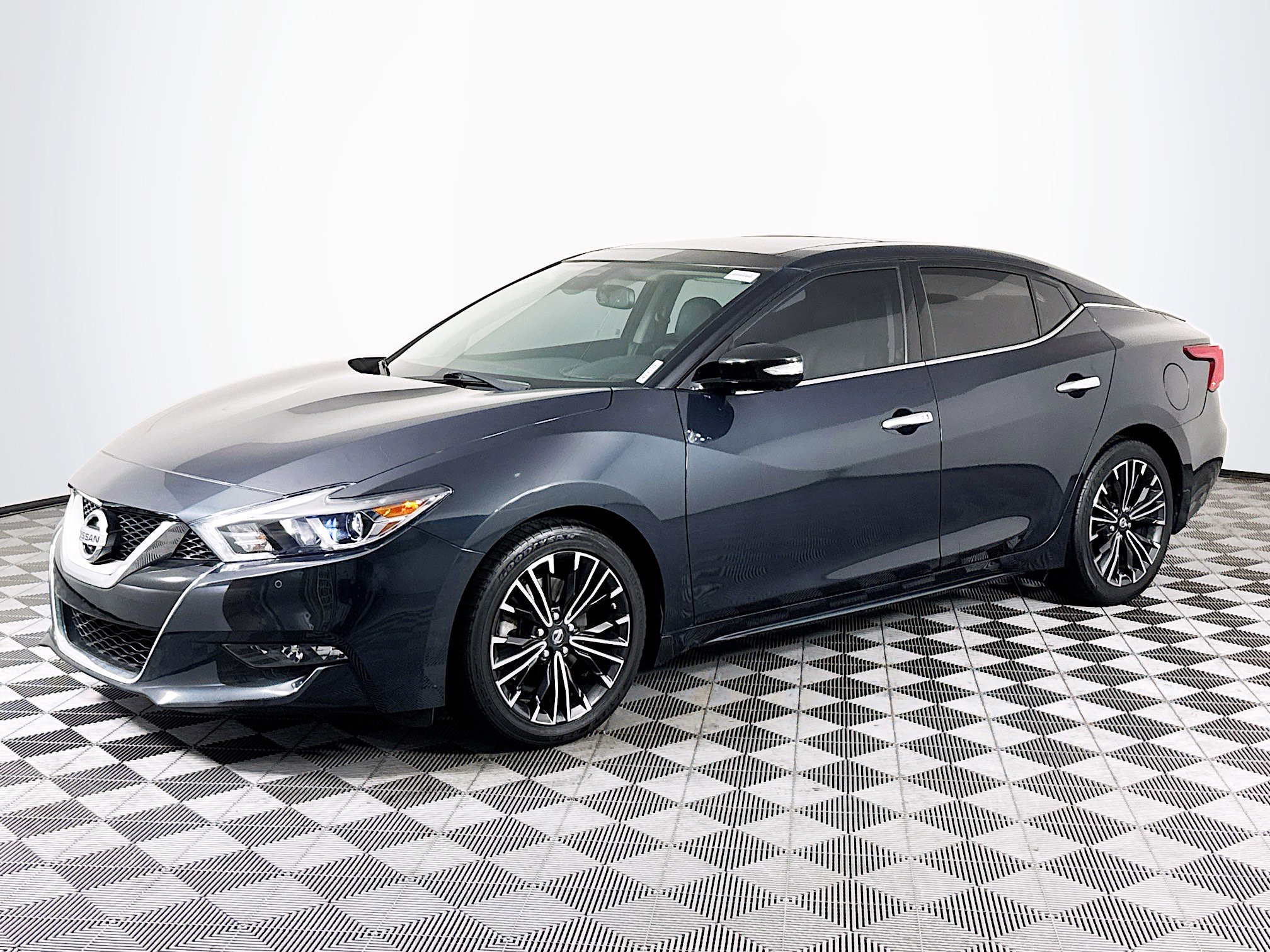 Used 2016 Nissan Maxima Platinum image 4