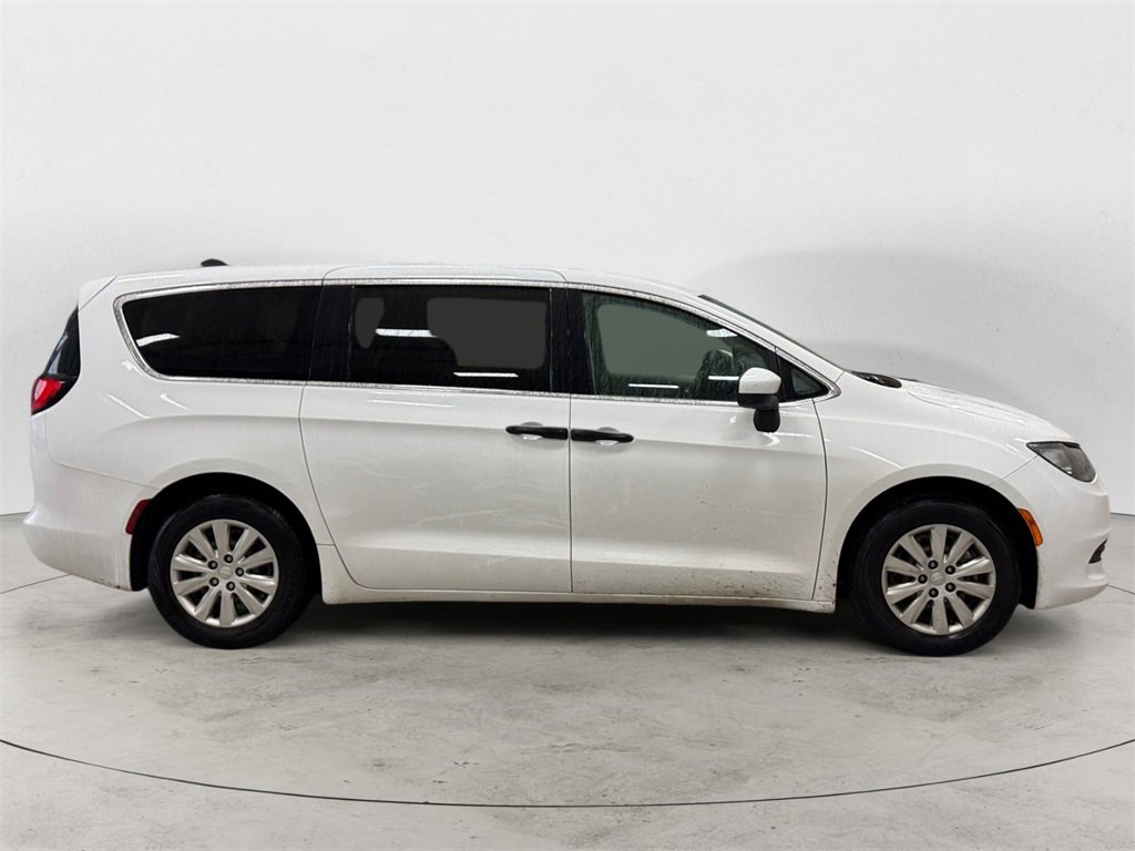 Used 2020 Chrysler Voyager L image 6