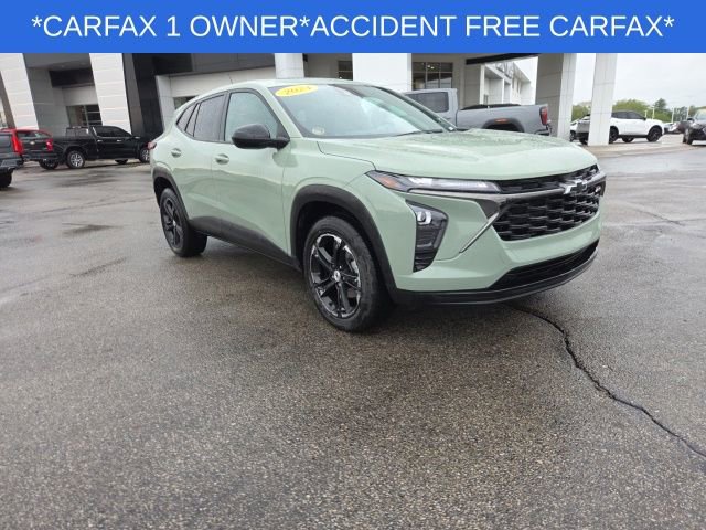 Used 2024 Chevrolet Trax RS w/ Sunroof Package FWD image 2