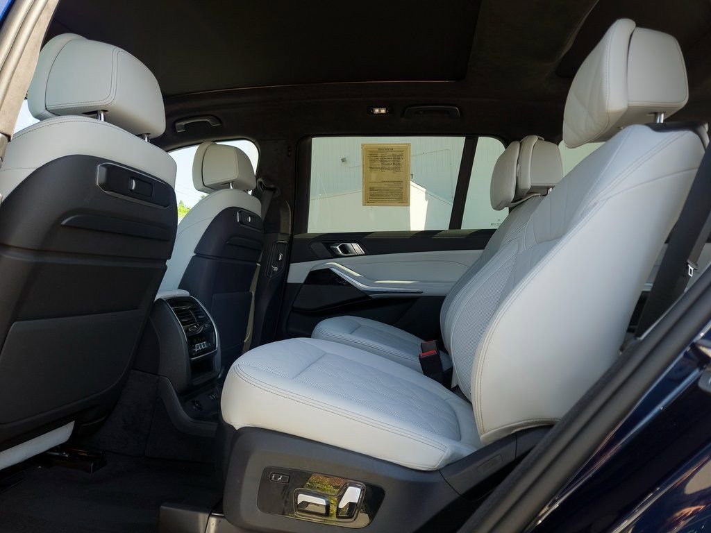 Used 2025 BMW X7 xDrive40i w/ M Sport Package image 19