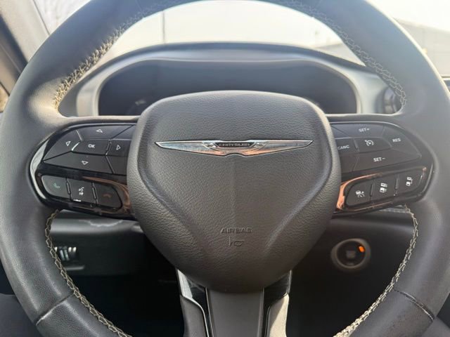 Used 2023 Chrysler Pacifica Touring image 14