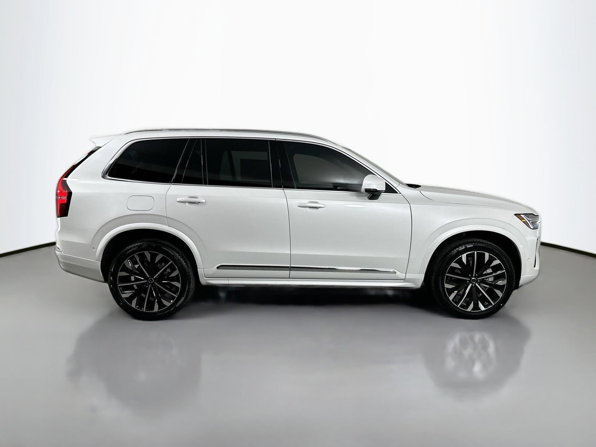 New 2026 Volvo XC90 B5 Plus w/ Protection Package Premier AWD/4WD image 5