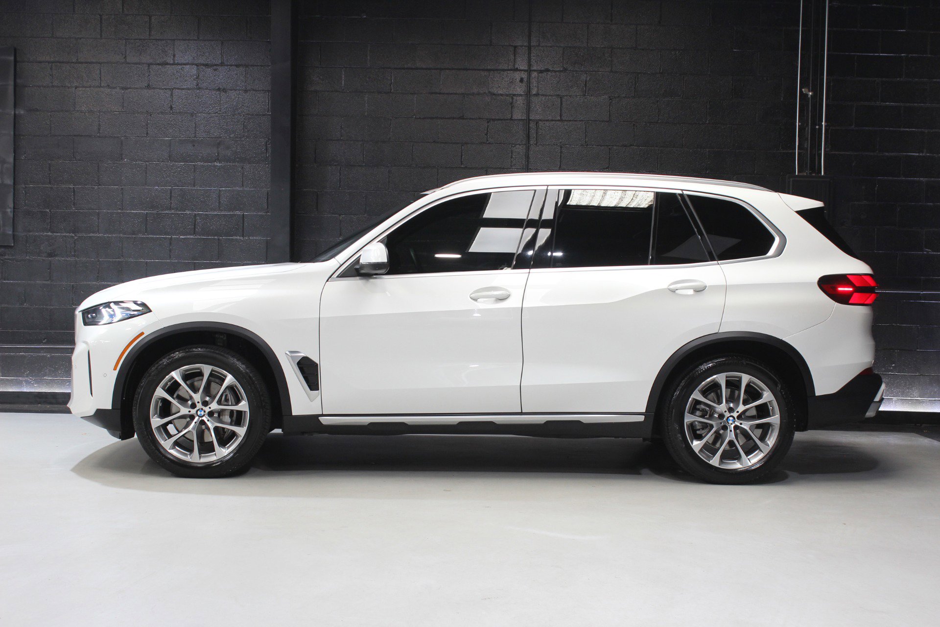 Used 2024 BMW X5 sDrive40i w/ Premium Package image 3