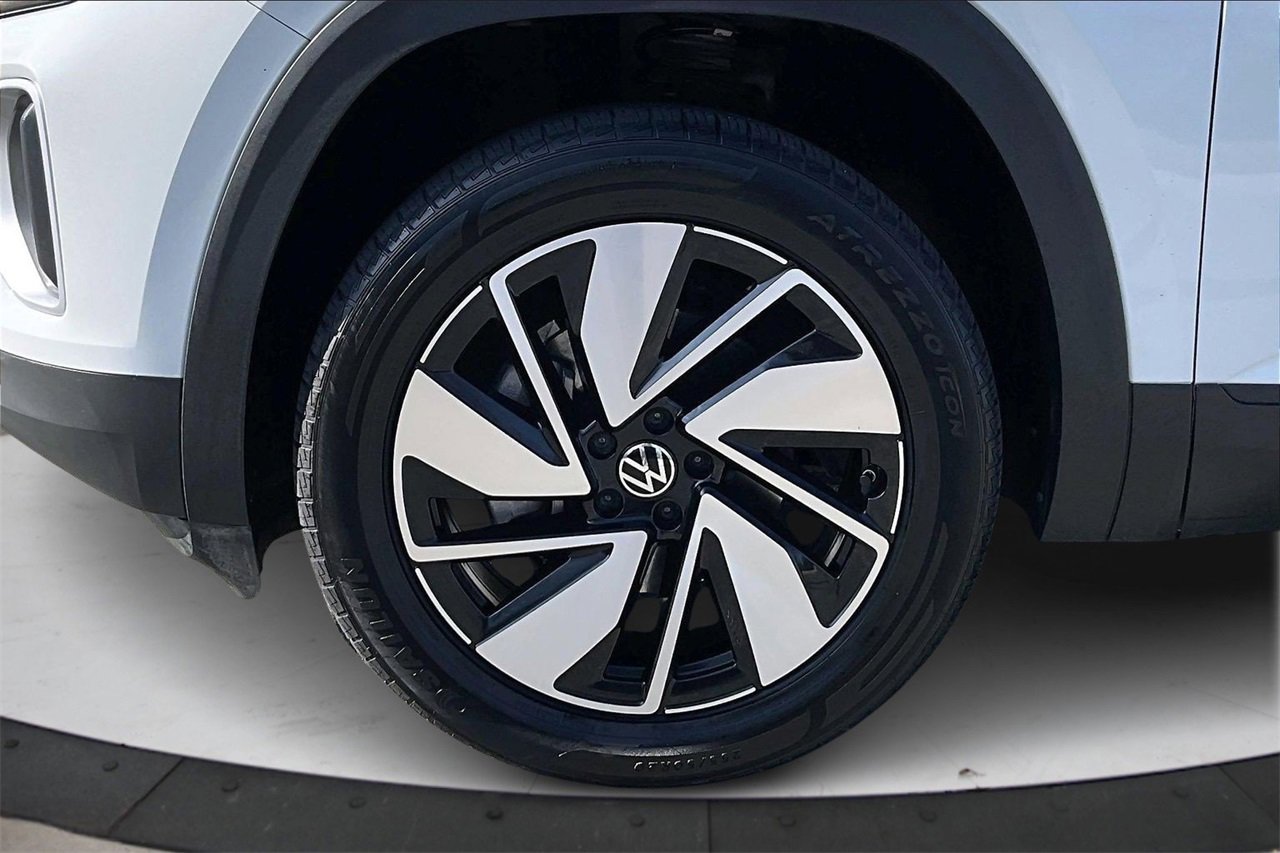 Used 2024 Volkswagen Atlas SE image 32