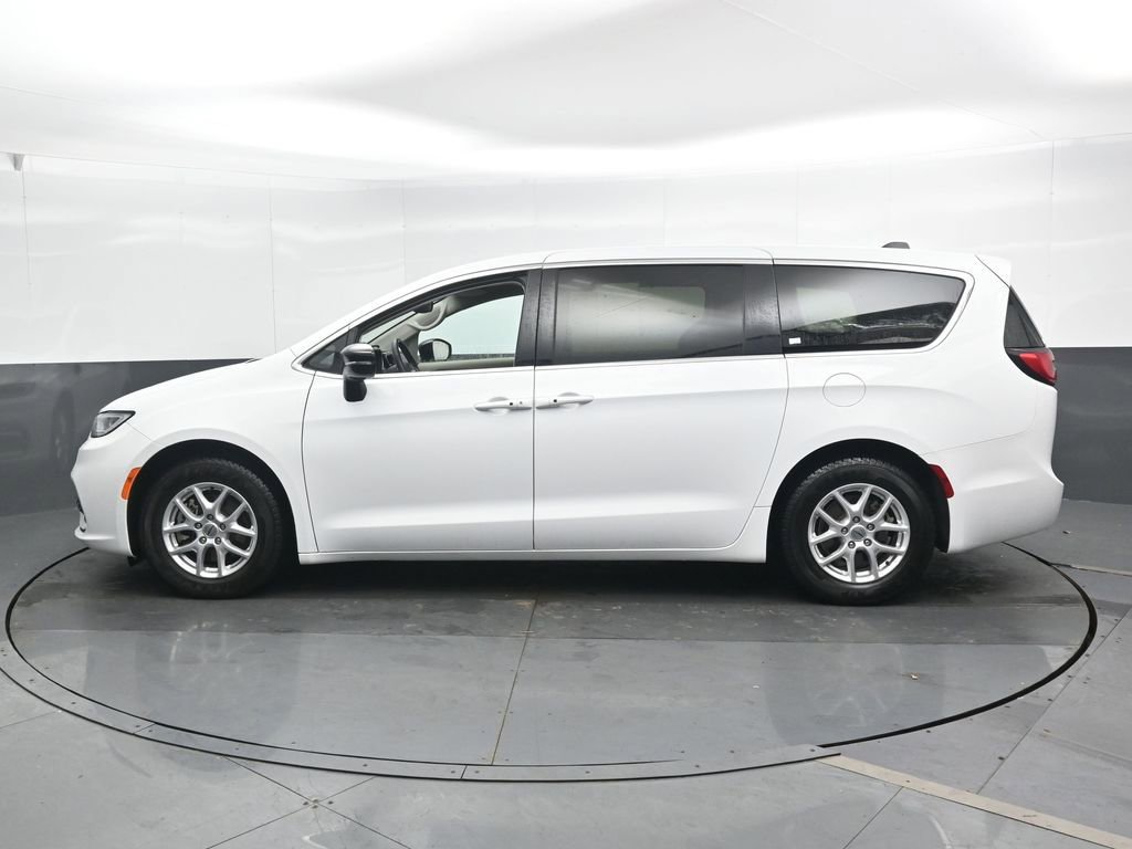Used 2024 Chrysler Pacifica Touring-L FWD image 9