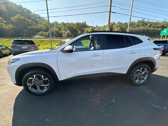 Used 2025 Chevrolet Trax LT w/ LT Convenience Package FWD image 4
