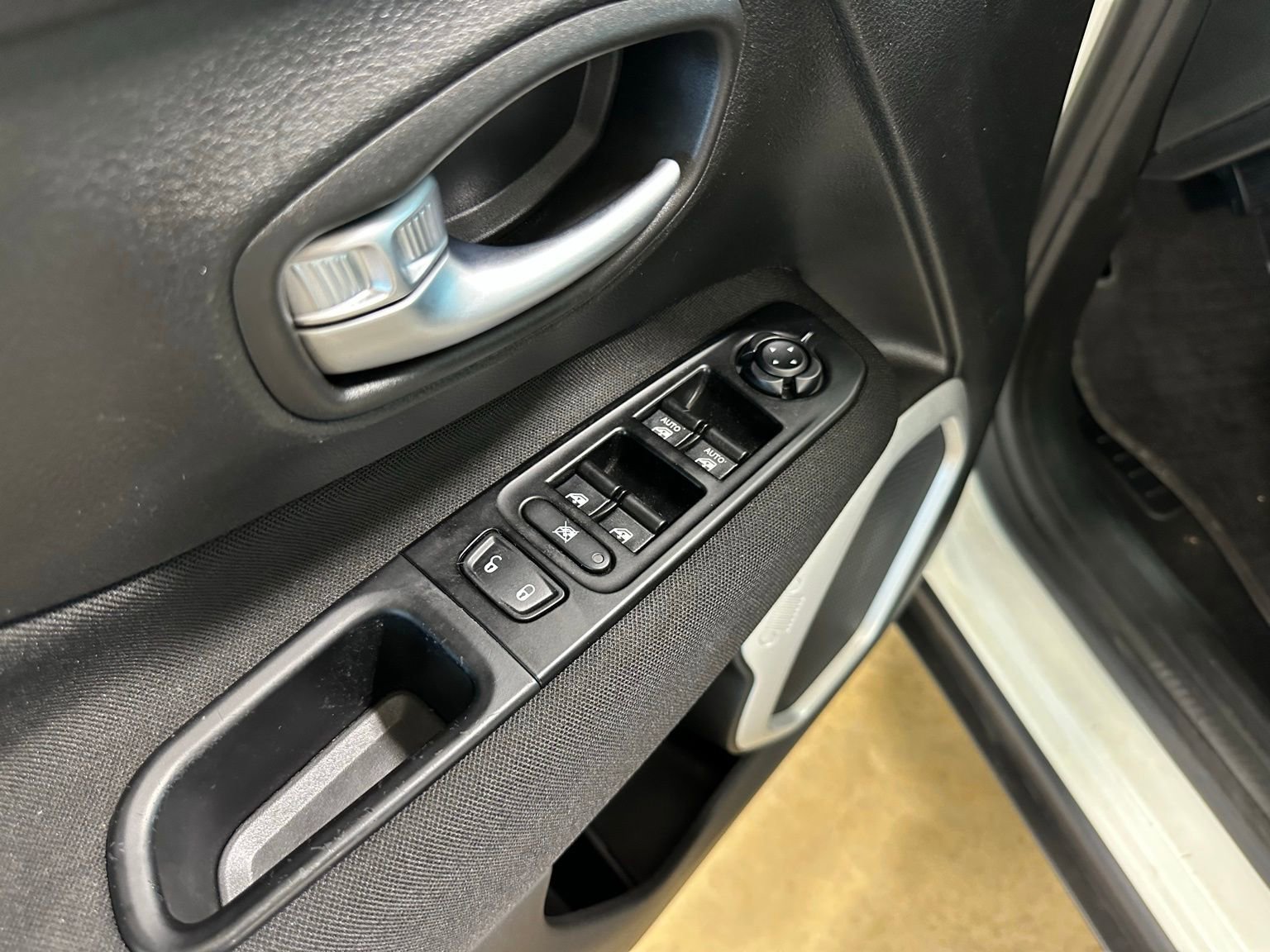 Used 2020 Jeep Renegade Sport image 12