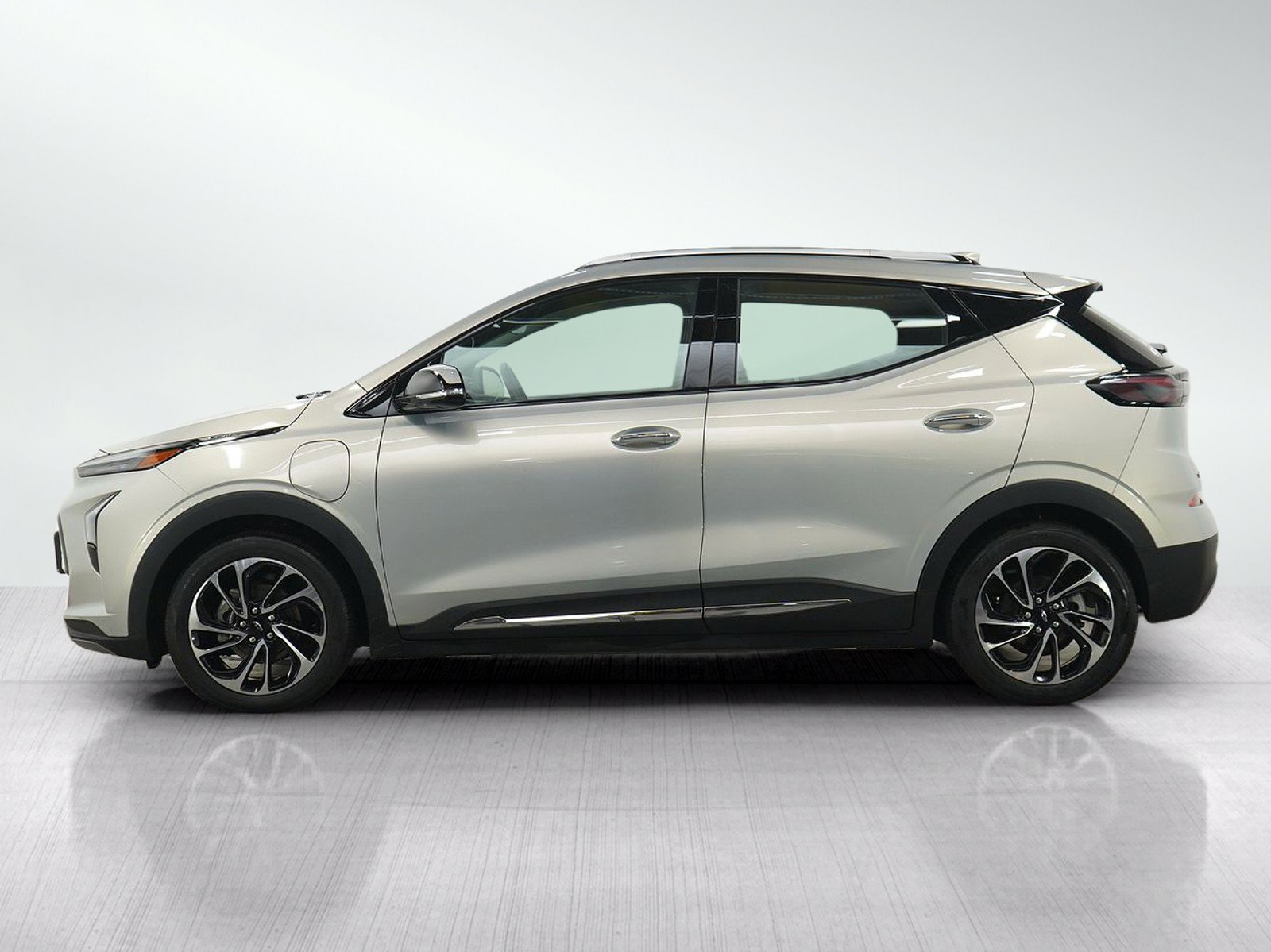 Used 2022 Chevrolet Bolt EUV Premier w/ Sun & Sound Package FWD image 2