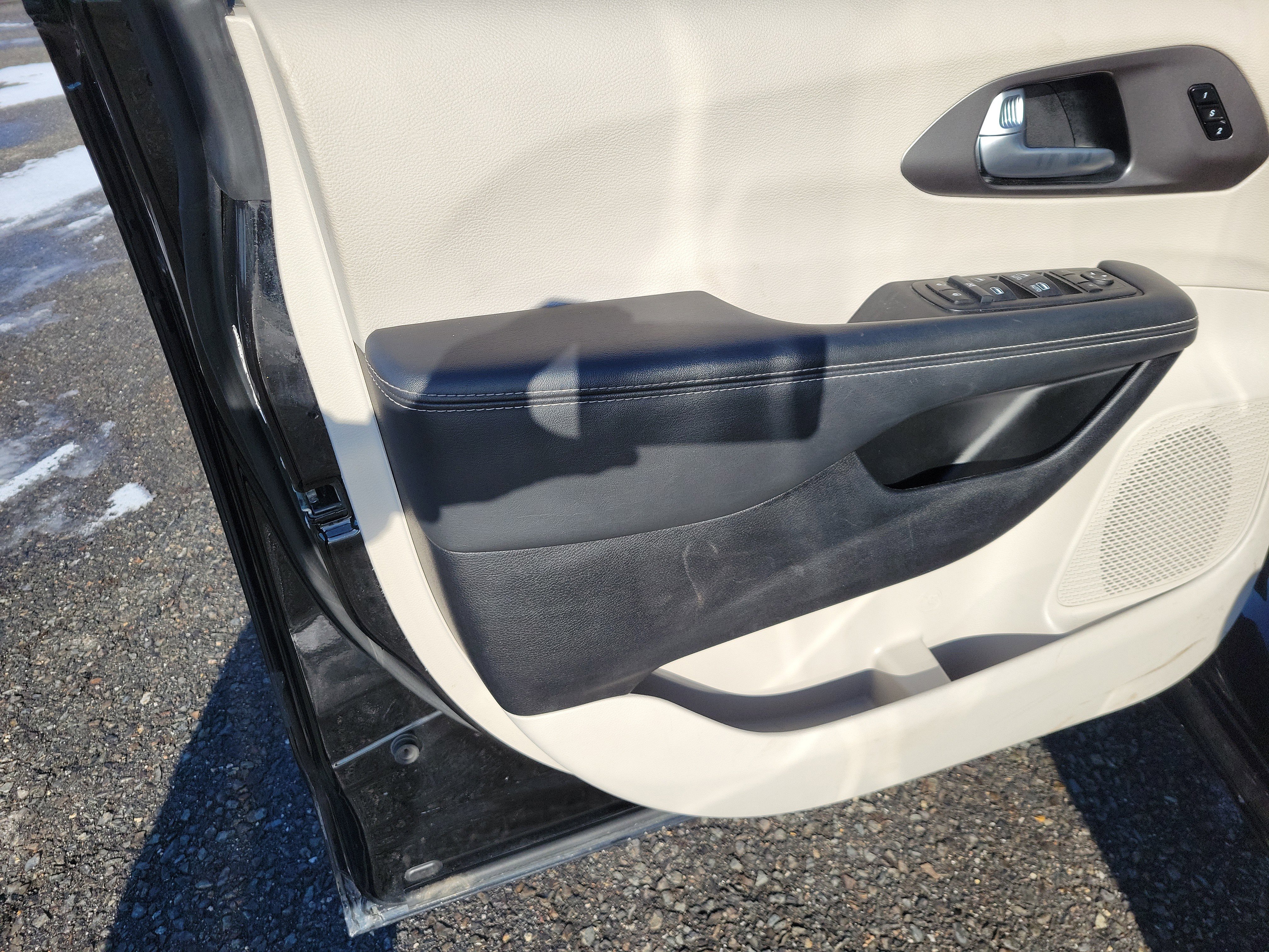 Used 2024 Chrysler Pacifica Touring-L image 15