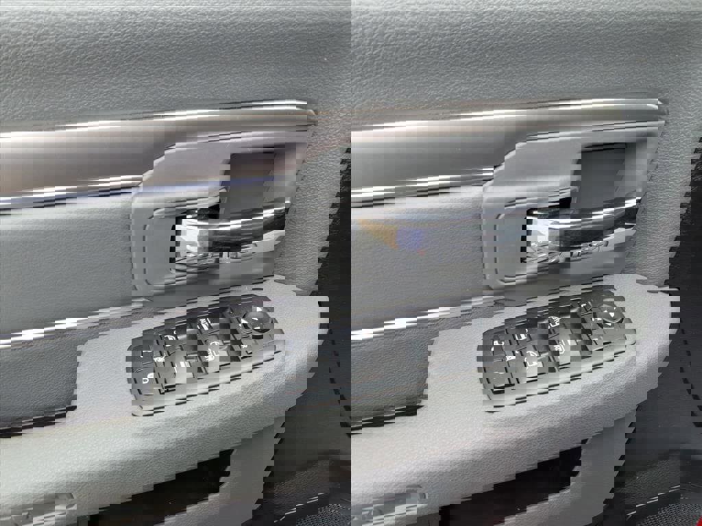 Used 2019 RAM 1500 Classic SLT w/ Luxury Group image 14