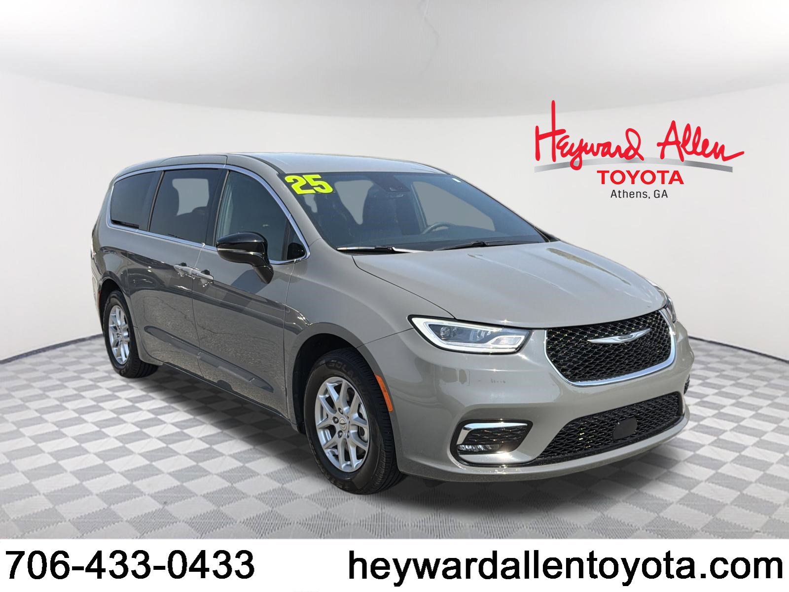 Used 2025 Chrysler Pacifica Select image 1