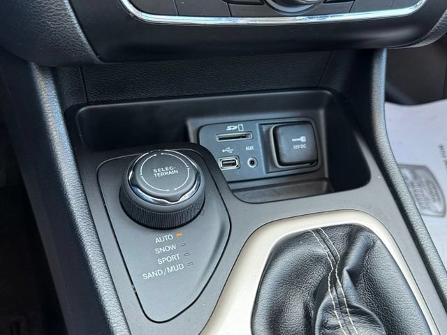 Used 2018 Jeep Cherokee Limited AWD/4WD image 23