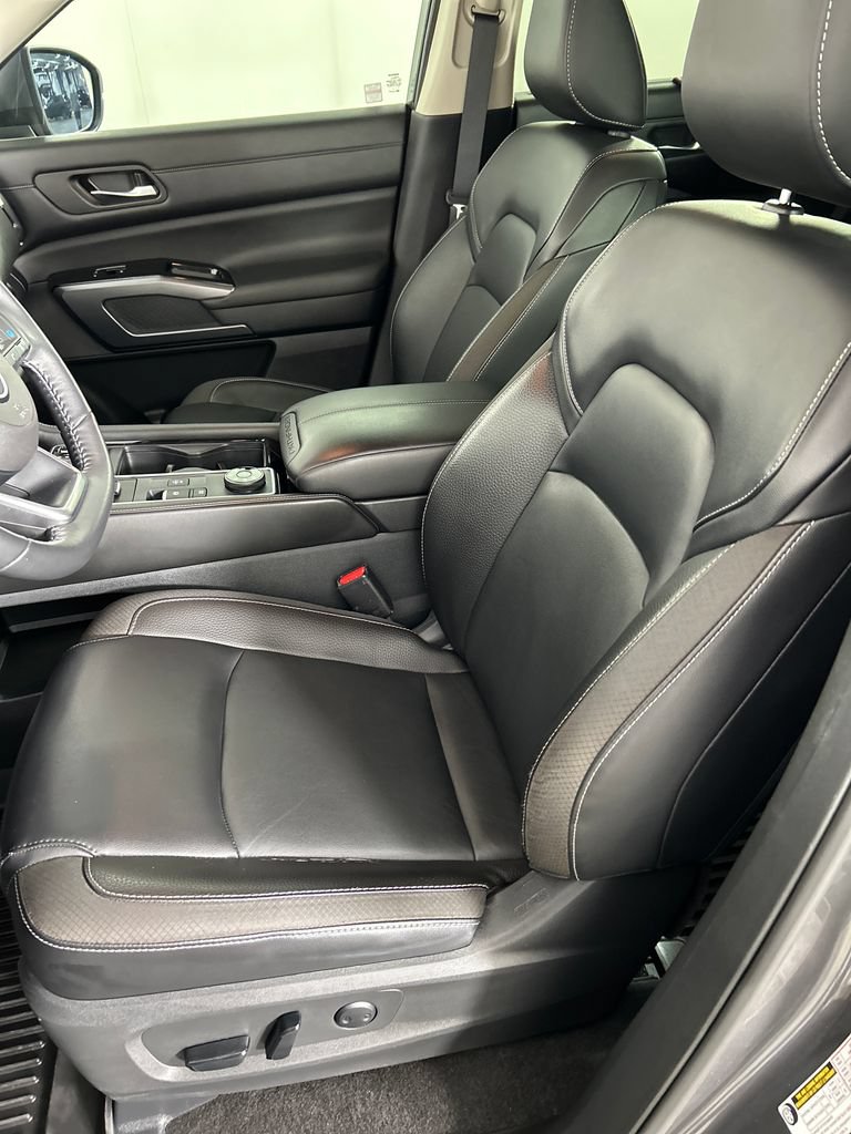 Used 2023 Nissan Pathfinder SL AWD/4WD image 12