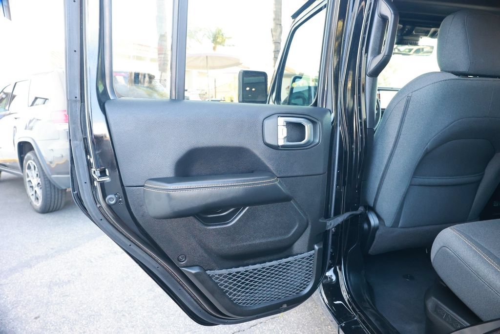 Used 2024 Jeep Wrangler Unlimited Sahara w/ Technology Group AWD/4WD image 37