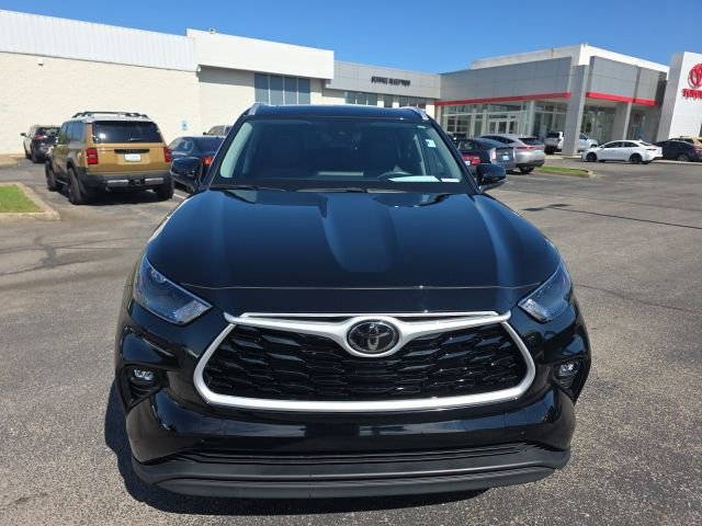 Used 2024 Toyota Highlander XLE AWD/4WD image 3