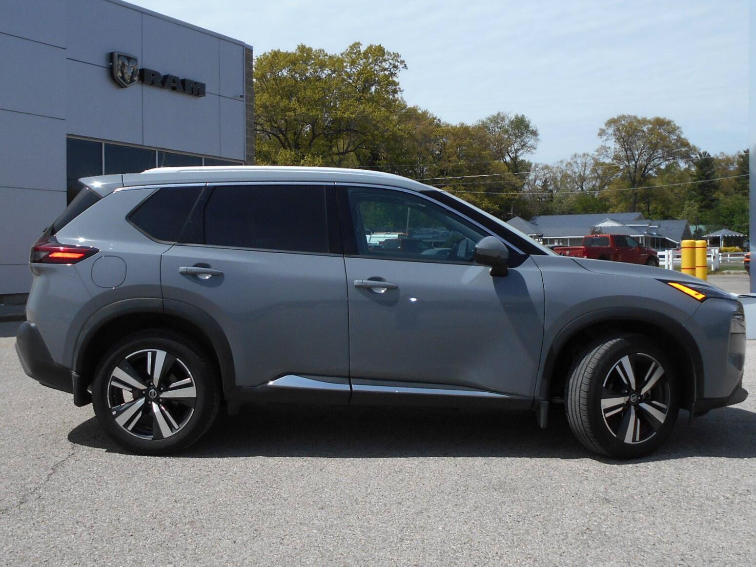 Used 2021 Nissan Rogue SL w/ Premium Package AWD/4WD image 12