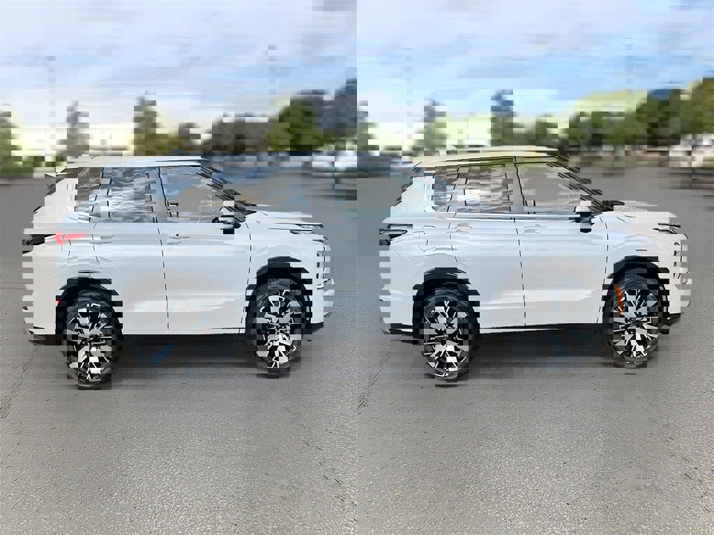 New 2025 Mitsubishi Outlander SE image 7