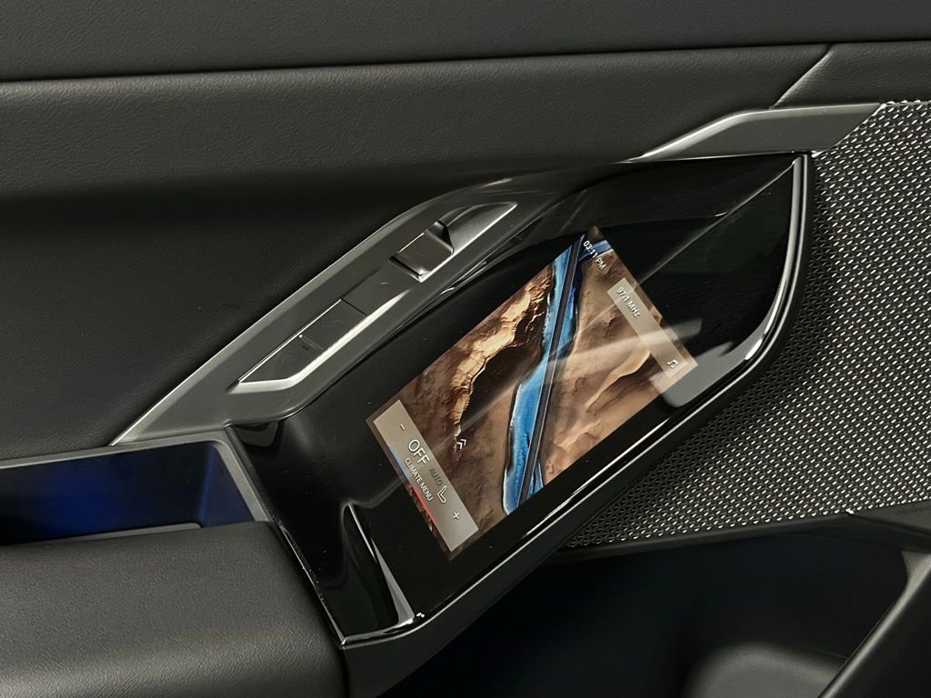 Used 2025 BMW 740i image 28