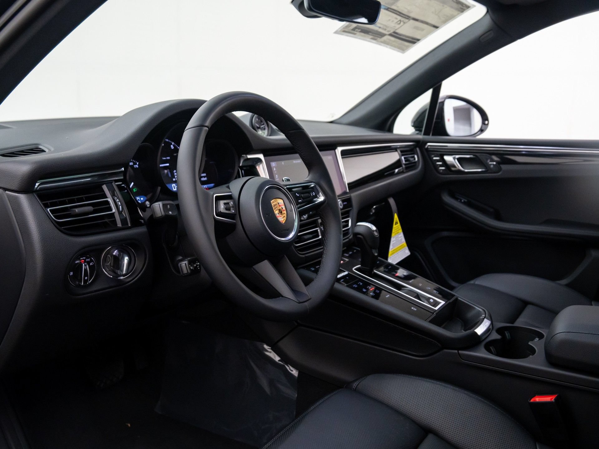 Certified 2026 Porsche Macan AWD/4WD image 4