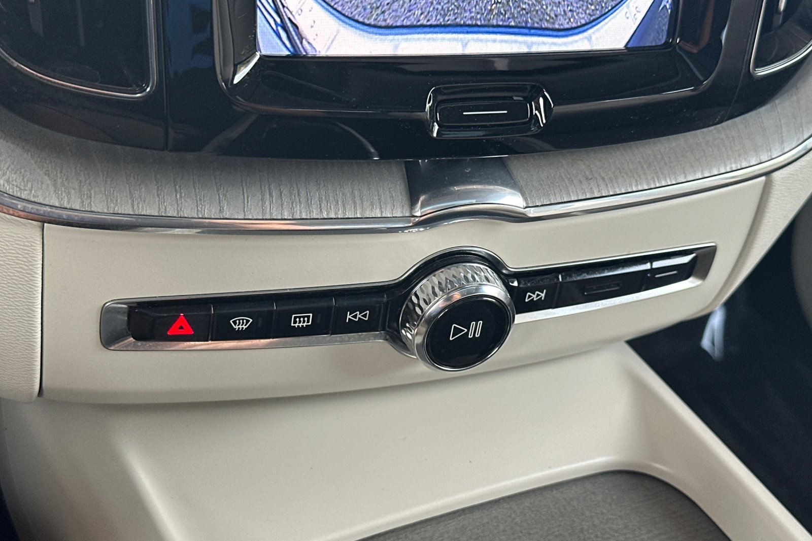 Certified 2023 Volvo XC60 B5 Plus w/ Climate Package FWD image 25
