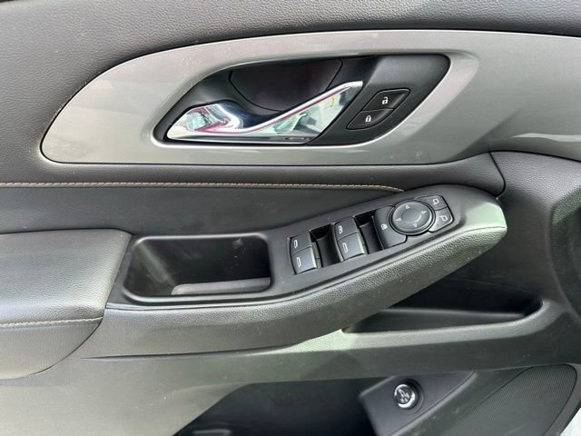 Used 2020 Chevrolet Traverse LT w/ Driver Confidence II Package image 3