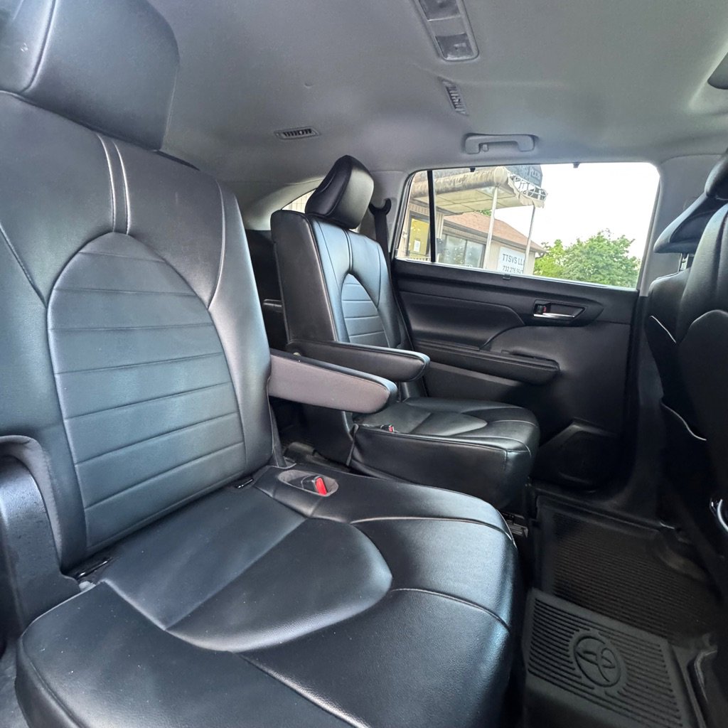 Used 2022 Toyota Highlander XLE AWD/4WD image 14