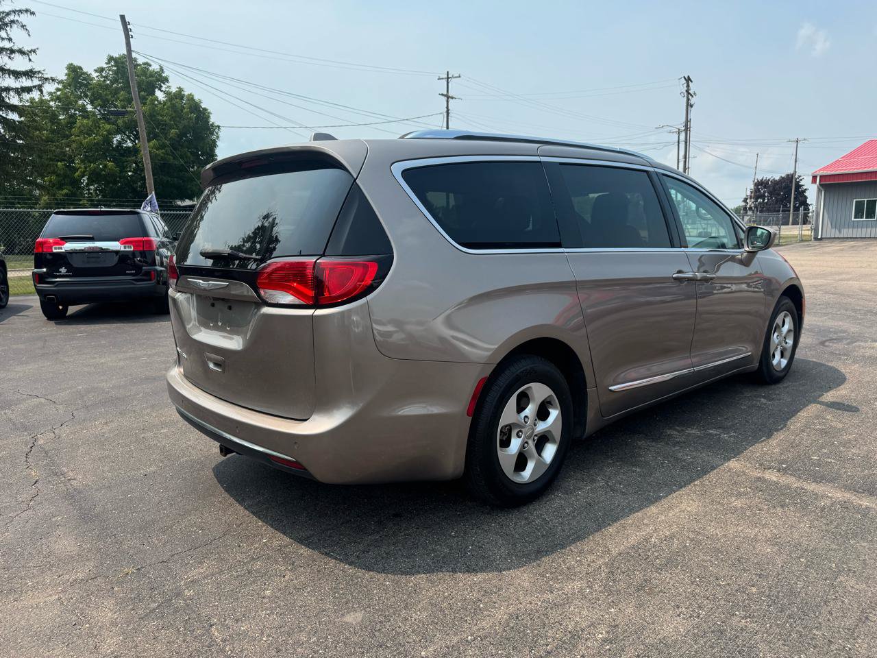 Used 2017 Chrysler Pacifica Touring-L Plus FWD image 4