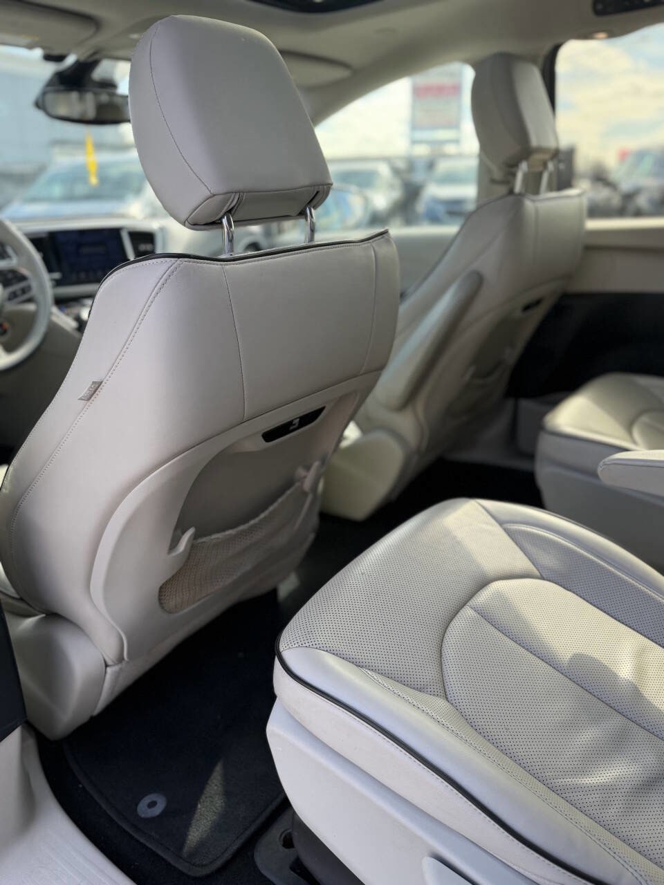 Used 2017 Chrysler Pacifica Platinum image 19