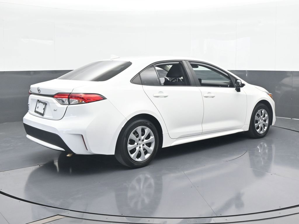 Used 2022 Toyota Corolla LE image 6