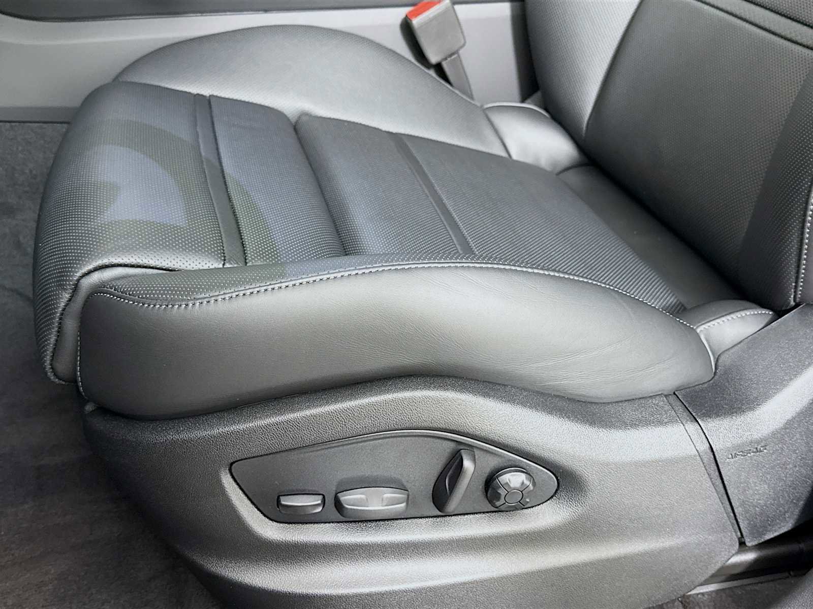 New 2025 Porsche Cayenne Turbo image 13