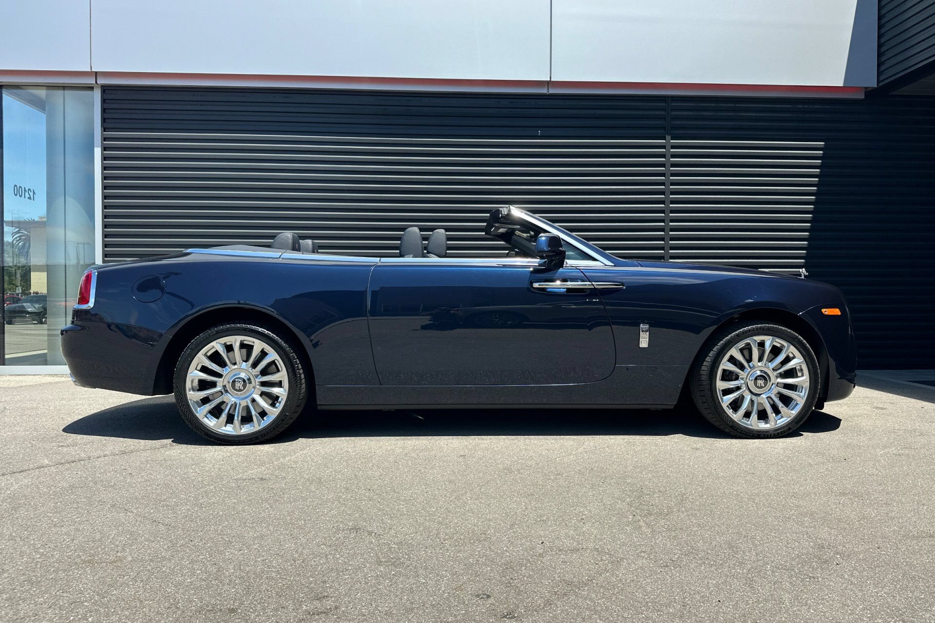 Used 2019 Rolls-Royce Dawn RWD image 9