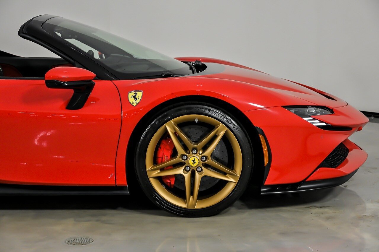 Used 2022 Ferrari SF90 Spider image 15