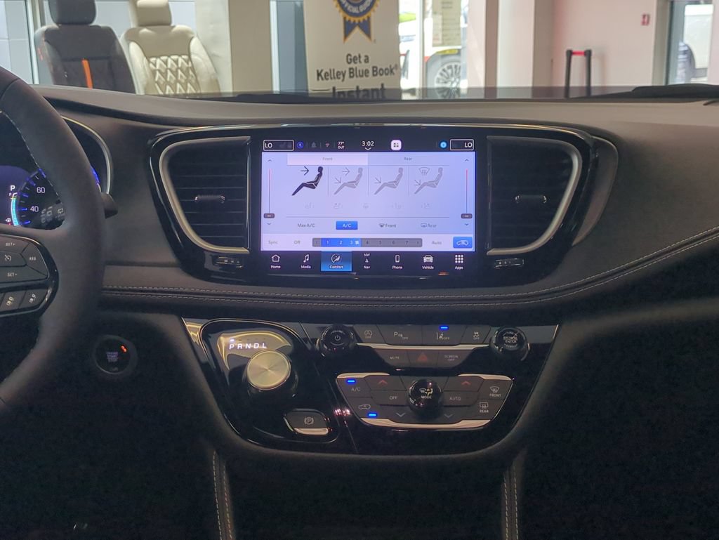 New 2027 Chrysler Pacifica Limited FWD image 17