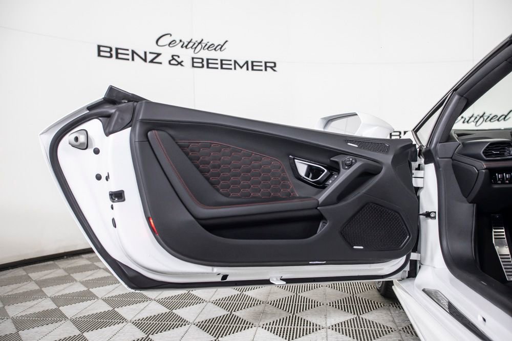 Used 2020 Lamborghini Huracan EVO image 30